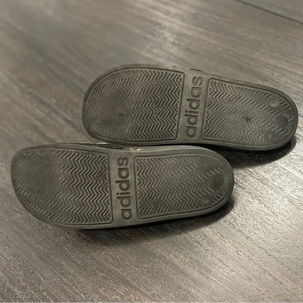 Adidas Black & White Size 5 Flip flop Slides